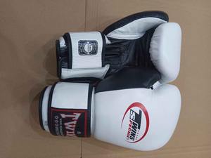 Guantes de Boxeo Twins de Piel de Vacuno de Primera Calidad Hechos a Medida, Guantes de Boxeo Twins Personalizados para Sparring - Product Image 5