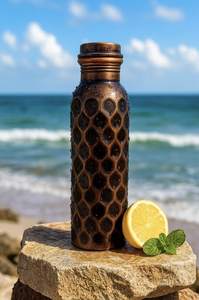 Bouteille d'eau en cuivre de luxe avec une construction durable et un design élégant, disponible pour les commandes en gros, l'étiquetage privé et la gravure. - Product Image 2