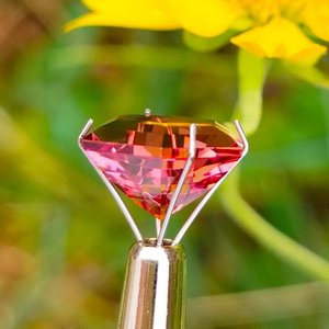 หินอเล็กซานไดรต์ทรงหกเหลี่ยมเปลี่ยนสีเปลี่ยนสีได้สีเหลืองแดงอัญมณีแฮนด์เมดดีไซน์ไม่เหมือนใครขายส่งจำนวนมากในห้องทดลอง - Product Image 4