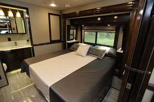 Excelente RV R-E-N-E-G-A-D-E XL X45BBC Usado, Modelo 2021, con Alto Rendimiento, Disponible para la Venta - Product Image 3