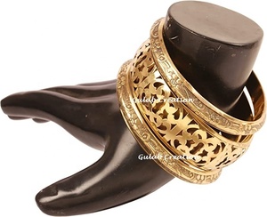 Bracelet en laiton gravé doré fabriqué à la main avec un design de coupe complexe pour un usage traditionnel et ethnique - Product Image 2