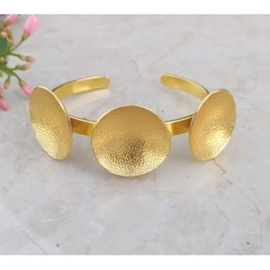 SOUMYA CREATIONS Pulseras de Puño Unisex Hechas a Mano, Estilo Vintage, Chapadas en Oro, Brazaletes de Latón, Joyería Elegante con Acabado en Tono Dorado, Estilo Rajasthan - Product Image 3