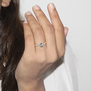 Oceanic Blue 0.78ct Oval Lab Grown Diamond Side Stone Ring Premium 14K/18K Gold Design Venta al por mayor para mujeres - Product Image 4