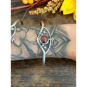 Bracelet manchette en argent sterling fait main Navajo avec motif d'huître épineuse - Product Image 2
