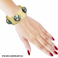 Bracelet manchette fait main en coquille d'ormeau et laiton, incrustation nacrée irisée, bracelet statement doré