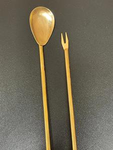 Ensemble d'accessoires de bar plaqués or de haute qualité avec poignées noires, parfait pour la préparation de boissons à la maison et lors de fêtes, provenant d'Inde. - Product Image 5