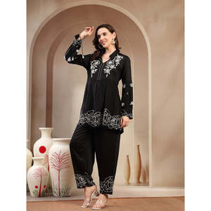 ชุดคูร์ตาผ้าเครปเรยอนสำหรับผู้หญิง ลายพิมพ์สีดำ - Product Image 4