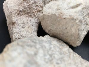 La pyrophyllite de qualité supérieure est utilisée dans les supports en caoutchouc anti-vibrations spécialisés, améliorant ainsi la rigidité et la résistance à la fatigue de manière fiable. - Product Image 5