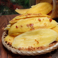 Les mangues séchées traditionnelles sont assaisonnées de sel et de piment, créant une expérience culinaire unique et délicieuse.