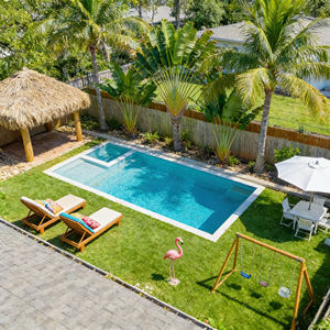 Piscina rústica con revestimiento de piedra natural y terraza de madera, piscina de fibra de vidrio de larga duración. - Product Image 4