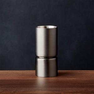 Jigger à double face minimaliste en acier inoxydable, outil de mesure de précision pour cocktails avec finition lisse et verseur équilibré - Product Image 1