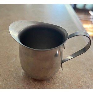 Pichet/cruche en métal plaqué argent vintage avec attrape-glace, motif floral gravé, vase à fleurs - Product Image 1