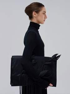 Vestidos de estilo minimalista para mujer, elegante vestido de cuello alto Meryl Kint, tejido de punto brillante, ropa de otoño Whiteant Vietnam - Product Image 6