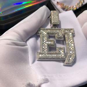 Pendentif de luxe en argent sterling 925 avec clarté VVS coupe baguette Moissanite chaîne glamour de haute qualité pendentifs en diamant breloques - Product Image 1