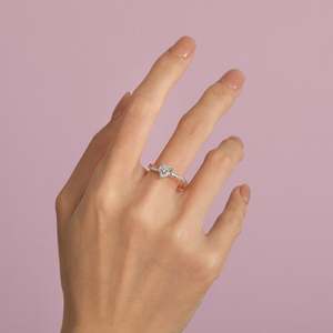 Bague de fiançailles Jeulia en platine plaqué rhodium avec moissanite taille émeraude géométrique - Product Image 5