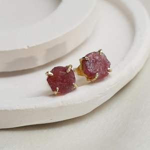 Juego de pendientes de Punta chapados en oro con piedra de turmalina Rosa cruda de 8-10mm, joyería minimalista delicada hecha a mano con piedra de nacimiento para mujer - Product Image 1