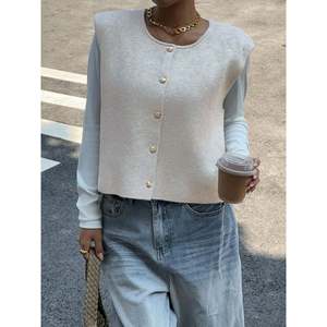 Gilet en tricot sans manches pour femme, col rond, boutonné devant, couleur abricot - Product Image 4
