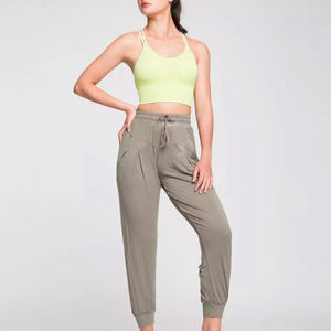 Pantalones ajustados de cuero para mujer diseñados para mejorar las curvas mientras dan un estilo callejero elegante y moderno, ropa cómoda - Product Image 4