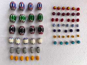 El Chevron hecho a medida y las cuentas de vidrio de comercio mixto son algunas de las cuentas más emblemáticas. Ideal para proyectos de artesanía de abalorios de joyería - Product Image 6