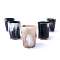 Verre à shot moderne en corne de buffle véritable fait main avec gravure de logo personnalisée, couleur naturelle, pour vin et bière, S Sons Exports