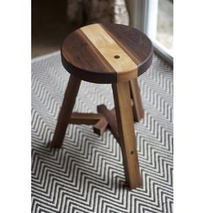 Taburete clásico de madera hecho para complementar los interiores tradicionales que ofrecen un uso práctico junto con la belleza decorativa de madera - Product Image 2