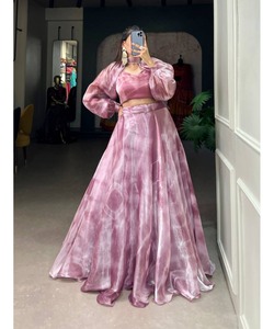 Lahenga y Choli Estilo Chunni Estampado Multicolor para Mujer, Terciopelo, Traje de Novia Pesado, para Ocasiones Especiales - Product Image 2