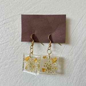 Pendientes colgantes de resina y madera hechos a mano al mejor precio para mujer, joyería india con piedra de perla - Product Image 1