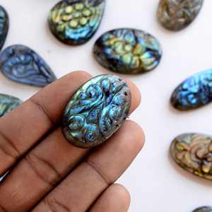 Labradorite Mughal naturelle, cabochon sculpté, 52 mm, 27 carats, chatoyant bleu ciré/huilé, cristal de guérison lisse, de qualité supérieure - Product Image 4