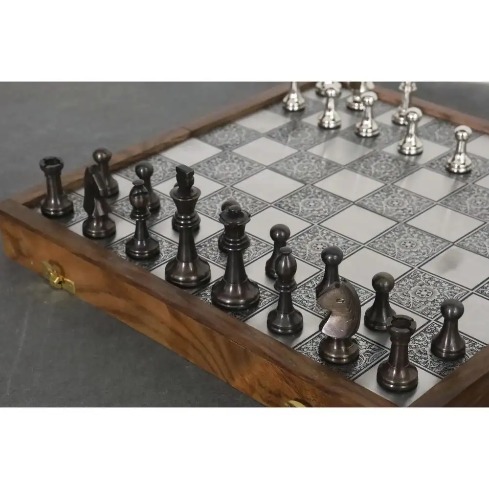 Ensemble de jeu d'échecs en laiton métallique de qualité supérieure pour hommes, avec pièces d'échecs en laiton stockées dans une boîte de rangement en velours, laiton sculpté à la main