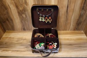 Boîte à bijoux en cuir véritable fait à la main, stockage de bijoux de voyage, étui à bijoux occidental, meilleur cadeau pour les femmes - Product Image 5