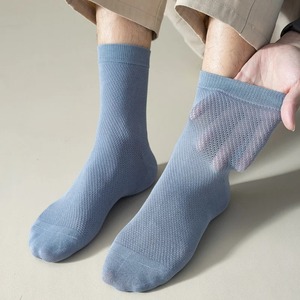 Chaussettes habillées blanches respirantes d'été pour hommes, antibactériennes, anti-odeur, en pur coton, fines et longues, style d'affaires. - Product Image 2