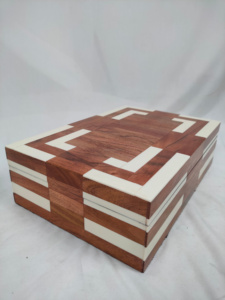 Boîte rectangulaire en bois massif fait main avec incrustations, décoration moderne pour la maison, boîte de rangement pour bijoux, artisanat de table - Product Image 4