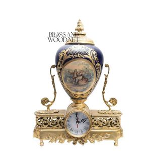 Reloj decorativo de latón antiguo y porcelana con diseño de jarrón pintado a mano, números romanos y lujoso estilo clásico vintage - Product Image 1
