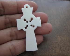 Pendentif croix fait à la main en os de buffle à simple face avec fourniture de fabrication de bijoux polis de style animal - Product Image 2