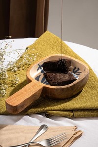 Plateau en bois décoré de motifs floraux bleus stylisés Plat à motif crème avec forme globale unique - Product Image 4