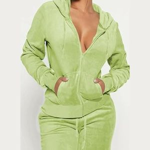 Conjunto de dos piezas de chándal personalizado de invierno con capucha y estampado desgastado para mujer, ropa urbana de poliéster/algodón, sudadera corta con cremallera - Product Image 3