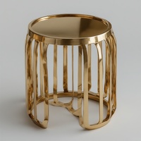 Table d'appoint moderne luxueuse avec dessus en métal véritable au design doré Base sculpturale unique Finition miroir pour le stockage
