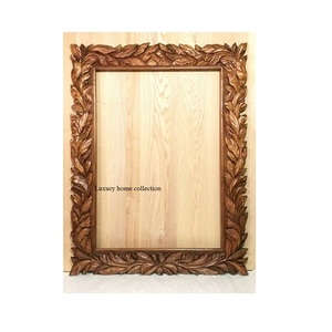 Cadre de miroir en bois design avec des détails artisanaux uniques, parfait pour mur d'accent dans la salle à manger ou le foyer - Product Image 2