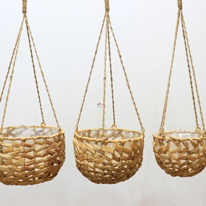 Jardinières suspendues décoratives Artex Dong Thap faites à la main à partir de paniers en jacinthe d'eau et en jonc de mer par Vietnam Artisans - Product Image 2