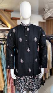 Fabricant et fournisseur de kurta pyjama en soie Fendy attrayante avec broderie de Surat au prix le plus bas - Product Image 5