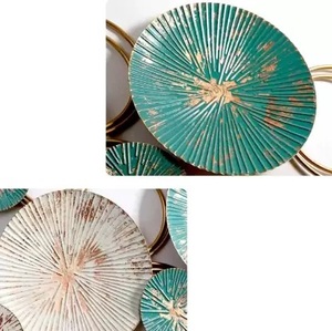 Art mural en métal circulaire multicolore fabriqué à la main pour salon et chambre à coucher, tenture murale en métal 3D design pour cadeau de mariage - Product Image 2