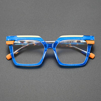 Lunettes en acétate multi-tons à monture carrée avec barre supérieure contrastante et embouts de branches au design unique