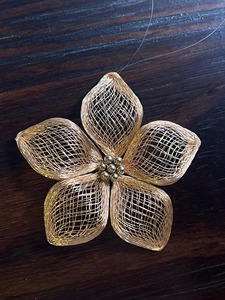 เครื่องประดับตกแต่งต้นไม้รูปดอกไม้โลหะสีทอง งานศิลปะ สวยงาม เหมาะสำหรับเทศกาลคริสต์มาส และตกแต่งตลอดปี นำเข้าจากอินเดีย - Product Image 3