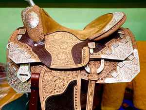 อานม้าแบบตะวันตกทำจากหนังลายม้าแบบพกพาสำหรับขี่ม้ารุ่นเบอร์กันดีสำหรับแข่งม้าแบบกำหนดเองได้สำหรับ2023 - Product Image 4