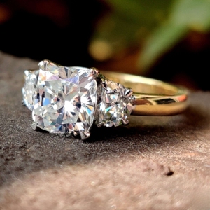 Anillo de compromiso de plata 925 para mujer con moissanita, tres piedras, corte de cojín, acentos de media luna para bodas, fiestas, certificado GIA - Product Image 2