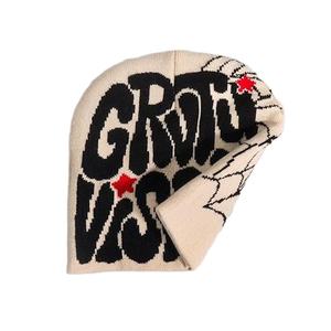 Bonnet Jacquard en tricot beige personnalisé avec graphique Web noir et lettres audacieuses Streetwear Winter Warm Hip Hop Fashion Cap - Product Image 1