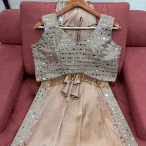 Hermoso Sari de diseñador con hilo y espejo real y blusa - Product Image 1