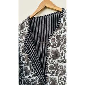 Veste matelassée en coton patchwork floral pour femme, réversible, style indien bohème, avec capuche, col montant, blazer western rayé pour le printemps - Product Image 2