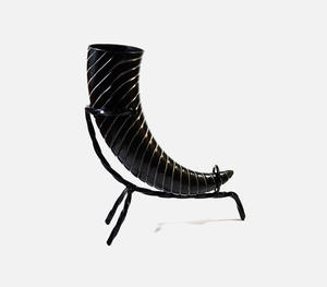 Auténtico Cuerno Vikingo Negro Hecho a Mano para Beber con Únicas Ranuras Talladas en Espiral y Soporte de Trípode de Hierro Forjado Resistente - Product Image 1