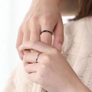 แหวนคู่เงินแท้ Jeulia Mobius ชุบโรเดียม ประดับทอง 14K ของขวัญสำหรับคู่รัก - Product Image 4
